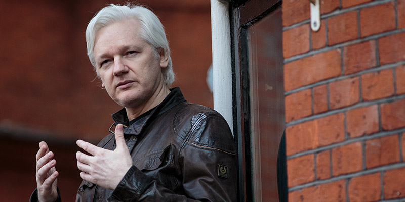 Julian Assange sulla terrazza dell'ambasciata dell'Ecuador a Londra, 19 maggio 2017
(Jack Taylor/Getty Images)