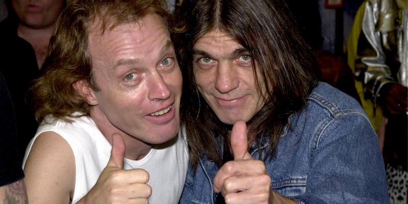 Malcolm Young, a destra,
insieme a suo fratello Angus nel 2000 (Photo /Newsmakers)
