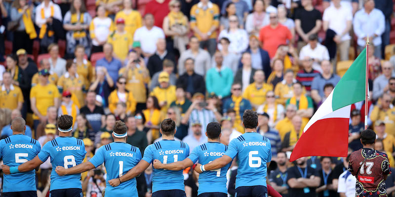 I giocatori della Nazionale durante l'inno prima del test-match di luglio contro l'Australia (Mark Kolbe/Getty Images)