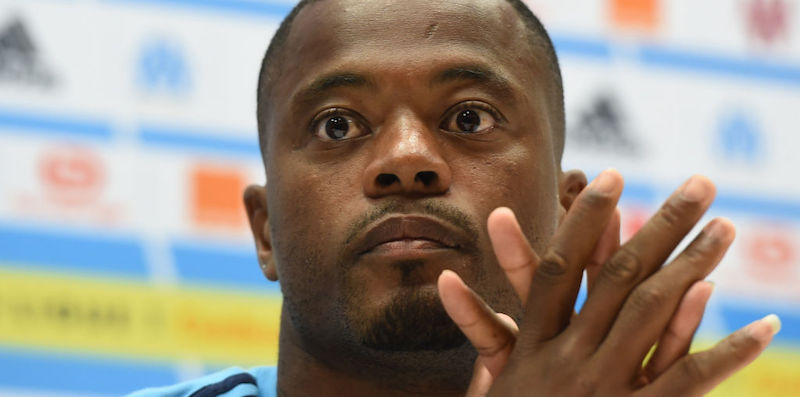 Patrice Evra, il calciatore francese che aveva tirato un calcio in faccia a un tifoso, ha lasciato il Marsiglia ed è stato squalificato fino a giugno 2018