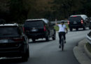 La ciclista che aveva mostrato il dito medio a Trump è stata licenziata