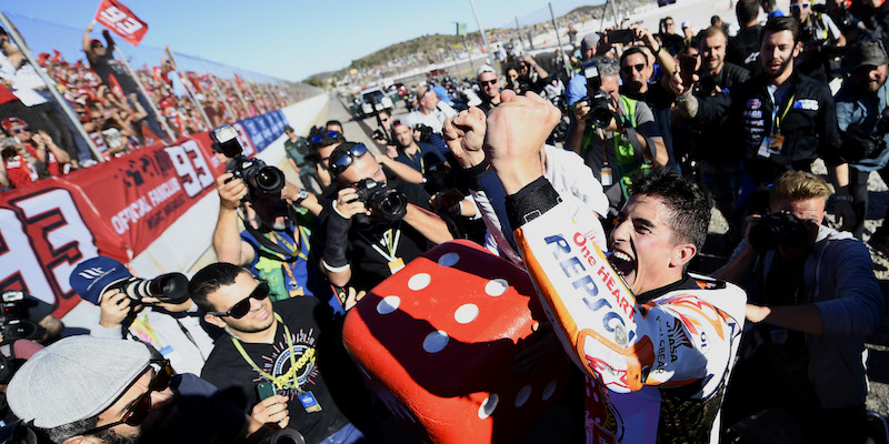 Marquez festeggia con il pubblico di Valencia la vittoria del Mondiale (JOSE JORDAN/AFP/Getty Images)
