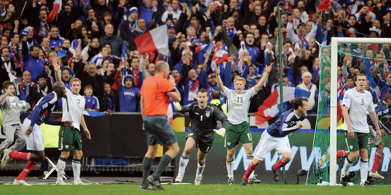 I giocatori dell'Irlanda protestano dopo il gol qualificazione segnato dalla Francia agli spareggi del 2009 (LIONEL BONAVENTURE/AFP/Getty Images)