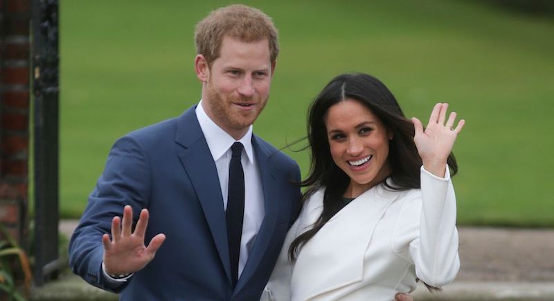 Il principe britannico Harry e la fidanzata Meghan Markle apparsi per una foto ufficiale il giorno del loro fidanzamento davanti ai Giardini di Kensington Palace a Londra, 27 novembre 2017
(DANIEL LEAL-OLIVAS/AFP/Getty Images)