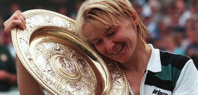 Jana Novotna dopo aver vinto il torneo di Wimbledon nel 1998. (PASCAL PAVANI/AFP/Getty Images)