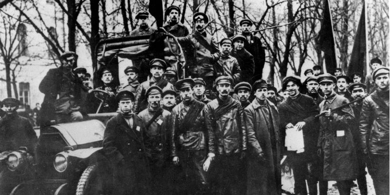 Un gruppo di miliziani bolscevichi nel novembre del 1917 (OFF/AFP/Getty Images)