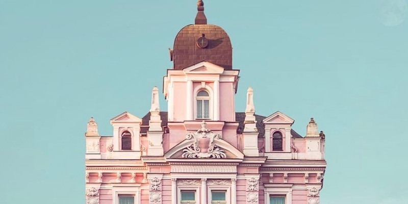 Una fotografia dell'Hotel Opera di Praga, in Repubblica Ceca, pubblicata dall'account Instagram accidentallywesanderson