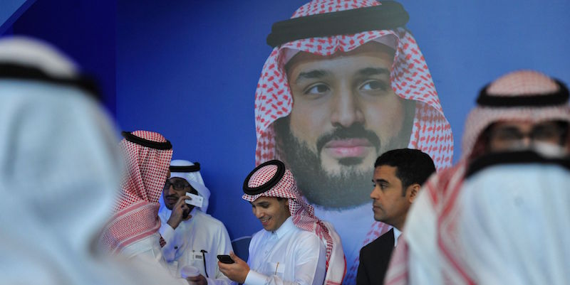 Sauditi di fronte a un grande poster del principe Mohammed bin Salman a Riyad (FAYEZ NURELDINE/AFP/Getty Images)
