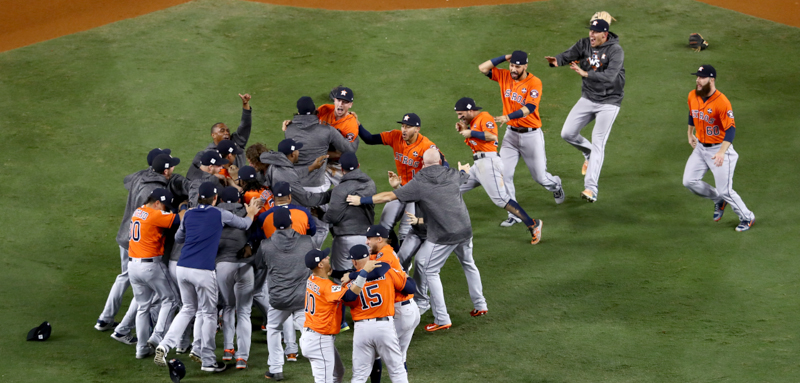I giocatori degli Houston Astros festeggiano dopo aver vinto le World Series. (Tim Bradbury/Getty Images)