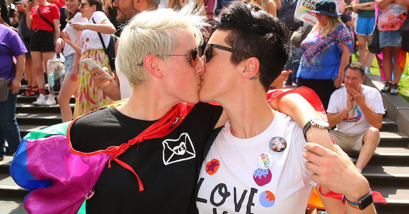 Due donne si baciano a Melbourne, dopo l'annuncio dei risultati del referendum
(Scott Barbour/Getty Images)