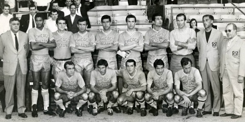 I giocatori del Cagliari in posa con le maglie dei Chicago Mustangs nell'estate del 1967