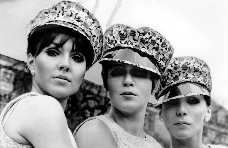 Tre modelle con cappello a Londra, nel 1966 
(Great Britain. (AP Photo)
