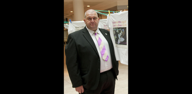 Un ex ministro del governo gallese, licenziato perché accusato di molestie sessuali, si è suicidato