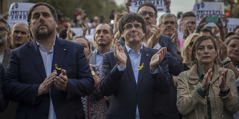 Il vicepresidente catalano Oriol Junqueras, il presidente Carles Puigdemont e la presidente del Parlamento Carme Forcadell, a Barcellona il 21 ottobre 2017 (AP Photo/Santi Palacios)
