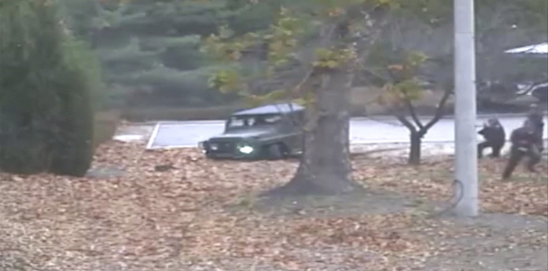 Un'immagine tratta dal video che mostra la fuga del soldato nordcoreano verso la Corea del Sud (United Nations Command via AP)