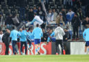 Patrice Evra del Marsiglia ha tirato un calcio in faccia a un tifoso