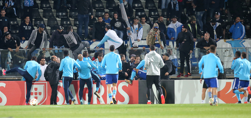 Patrice Evra del Marsiglia ha tirato un calcio in faccia a un tifoso