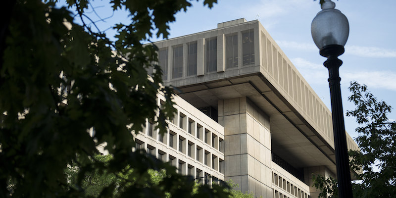 Il J. Edgar Hoover Building, il quartier generale dell'FBI a Washington (BRENDAN SMIALOWSKI/AFP/Getty Images)