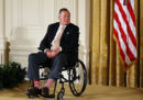 Le accuse per molestie a George H.W. Bush sono diventate parecchie