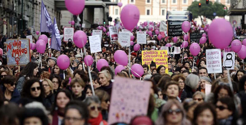 Partecipanti alla manifestazione di Roma contro la violenza sulle donne
(Fabio Cimaglia / LaPresse)