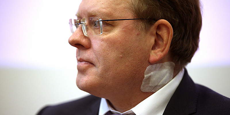 Andreas Hollstein in una conferenza stampa organizzata per commentare il suo accoltellamento (OLIVER BERG/AFP/Getty Images)