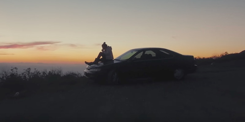 Il gran spot girato da un uomo per vendere la vecchia auto della sua fidanzata