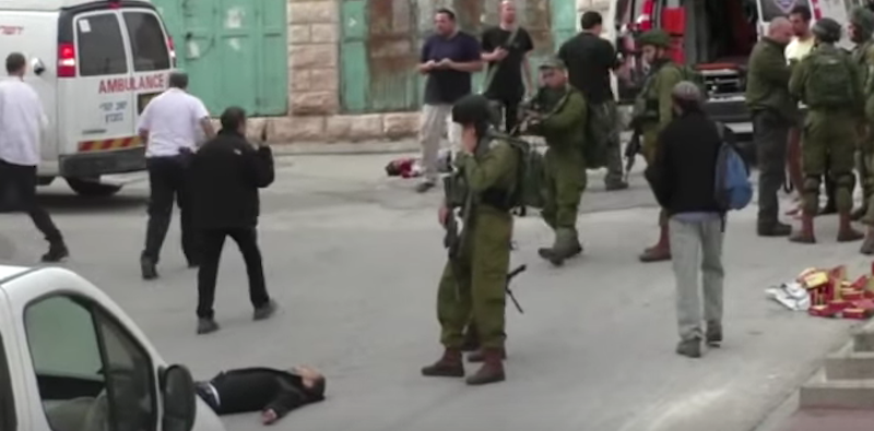 Un momento del video in cui si vede Azaria sparare un colpo alla testa del palestinese, che era steso a terra e immobilizzato dalla ferita
(YouTube)