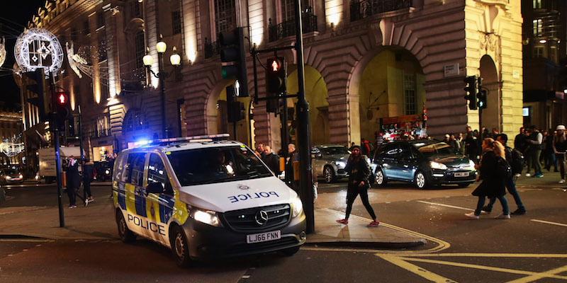 Un veicolo della polizia vicino a Piccadilly Circus, a Londra, il 24 novembre 2017 (Jack Taylor/Getty Images)