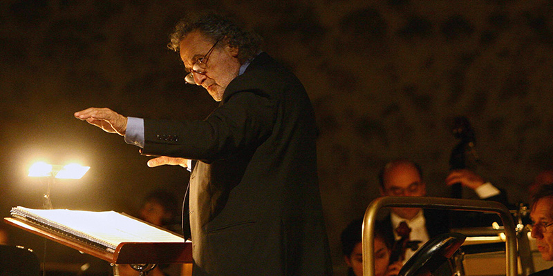 Luis Bacalov durante un concerto nel 2006 - Lisbona, Portogallo (FRANCISCO LEONG/AFP/Getty Images)