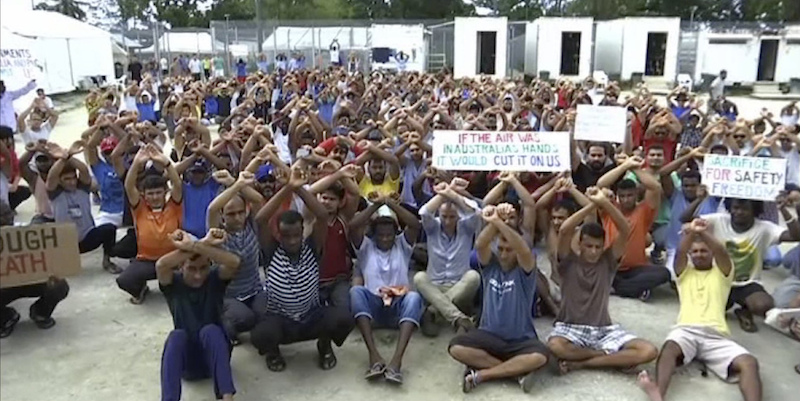 Una protesta dei richiedenti asilo del centro di detenzione sull'isola di Manus, in Papua Nuova Guinea (Australia Broadcasting Corporation via AP)