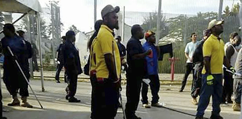 La polizia nel centro di detenzione sull'isola di Manus, in Papua Nuova Guinea (Refugee Action Coalition via AP)