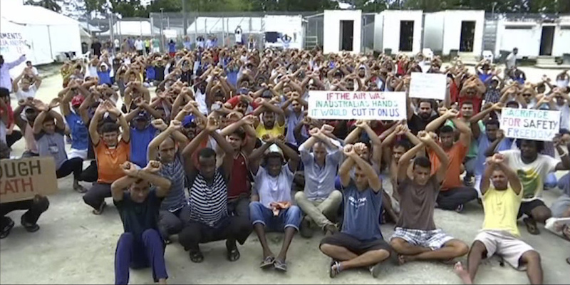 I richiedenti asilo che hanno occupato il centro di detenzione di Manus, in Papua Nuova Guinea, il 31 ottobre 2017 (Australia Broadcasting Corporation via AP)