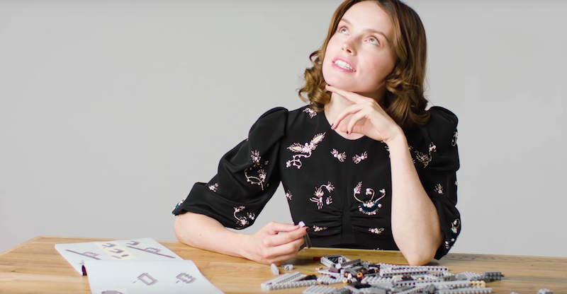 La protagonista di Star Wars risponde a un’intervista mentre monta un Millennium Falcon