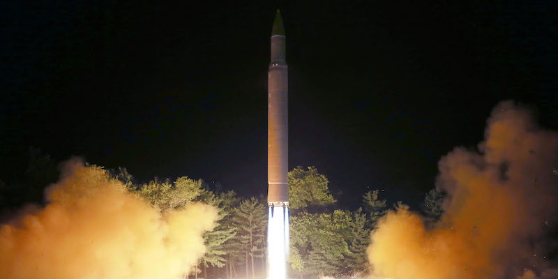 Il missile balistico intercontinentale Hwasong-14 lanciato dalla Corea del Nord il 28 luglio 2017 in una fotografia diffusa dall'agenzia di stampa nordcoreana KCNA (STR/AFP/Getty Images)