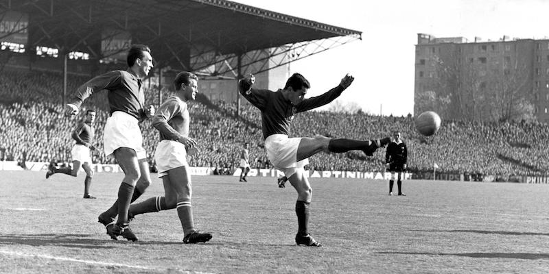 Giampiero Boniperti durante un incontro amichevole tra la Nazionale italiana e quella francese nel novembre del 1958 (LaPresse)