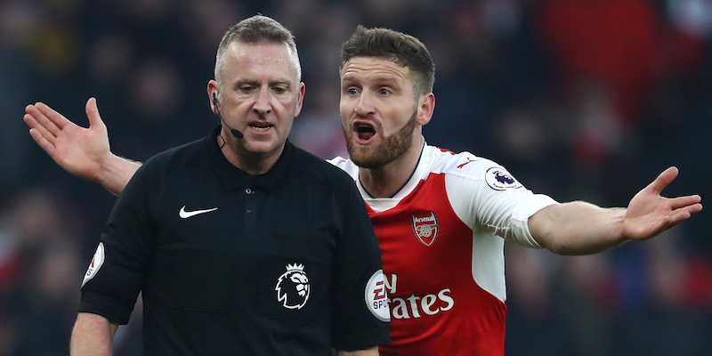 Shkodran Mustafi dell'Arsenal discute animatamente con Jonathan Moss, arbitro di Premier League (Julian Finney/Getty Images)