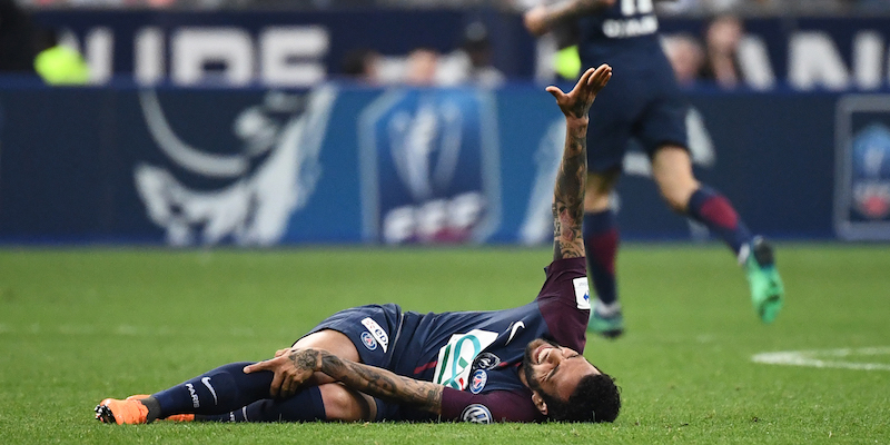 Il terzo brasiliano Dani Alves a terra durante la finale di Coppa di Francia tra PSG e Les Herbiers (FRANCK FIFE/AFP/Getty Images)
