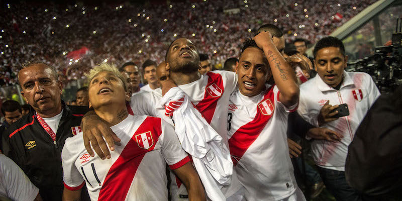 Raul Ruidiaz, Jefferson Farfan e Christian Cueva festeggiano la qualificazione ai Mondiali del Perù (ERNESTO BENAVIDES/AFP/Getty Images)