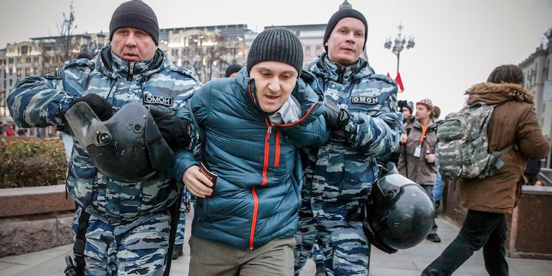 Un manifestante contro il presidente Vladimir Putin arrestato a Mosca, il 5 novembre 2017 (MAXIM ZMEYEV/AFP/Getty Images)