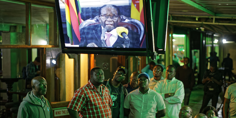 Il presidente Mugabe nel suo intervento alla televisione nazionale domenica sera (AP Photo/Ben Curtis)
