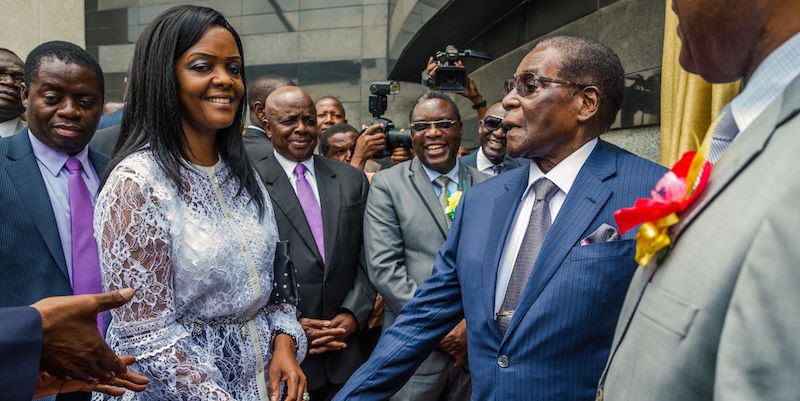 Il presidente dello Zimbabwe, Robert Mugabe, insieme alla moglie, Grace Mugabe, ad Harare, Zimbabwe (JEKESAI NJIKIZANA/AFP/Getty Images)
