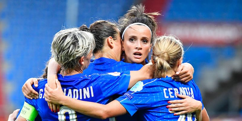 La Nazionale italiana festeggia un gol di Ilaria Mauro agli ultimi Europei di calcio (TOBIAS SCHWARZ/AFP/Getty Images)