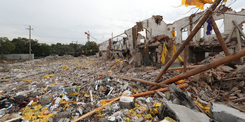 Gli edifici crollati a Ningbo, nel sud-est della Cina, a causa dell'esplosione di una fabbrica, il 26 novembre 2017 (STR/AFP/Getty Images)