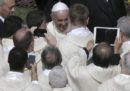Papa Francesco non vuole vedere telefonini durante le sue messe