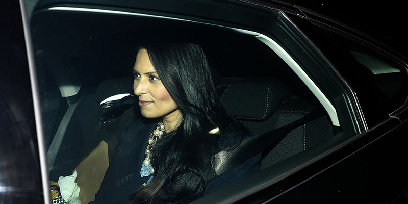 Priti Patel lascia Downing Street dopo avere rassegnato le dimissioni da ministra dello Sviluppo internazionale - Londra, Regno Unito (ADRIAN DENNIS/AFP/Getty Images)