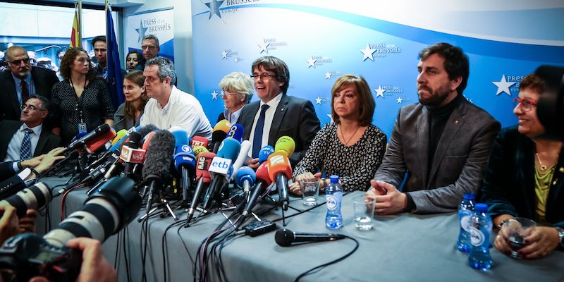 L'ex presidente della Catalogna Carles Puigdemont, al centro, insieme ad altri ex membri del governo catalano, il 31 ottobre 2017, a Bruxelles (AURORE BELOT/AFP/Getty Images)