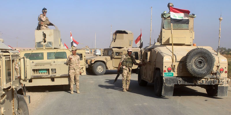Soldati iracheni durante un'operazione per la riconquista di Rawa, in Iraq (MOADH AL-DULAIMI/AFP/Getty Images)