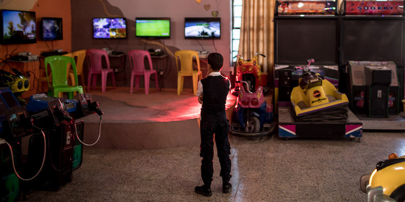 Un bambino in una sala giochi di un parco divertimenti - Mosul, 4 novembre 2017
(Chris McGrath/Getty Images)