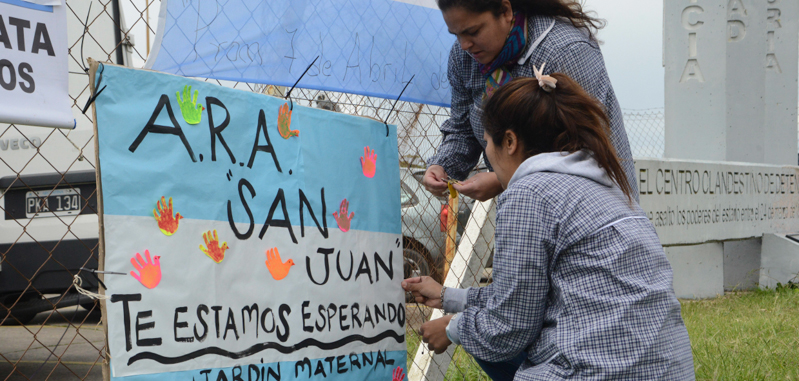 Un cartello con scritto “San Juan ti aspettiamo” fuori dalla base navale Mar del Plata, in Argentina. (AP Photo/Marina Devo)