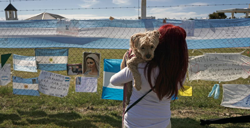 Una donna alla base navale di Mar del Plata, dove si sono radunati i familiari dei 44 membri dell'equipaggio del San Juan. (EITAN ABRAMOVICH/AFP/Getty Images)